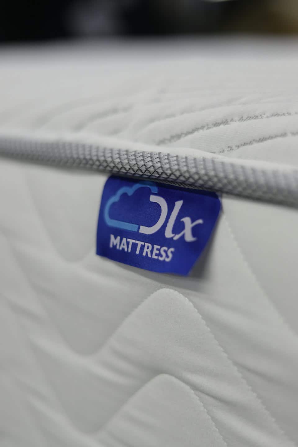 Materasso bianco trapuntato con etichetta blu OLx MATTRESS.